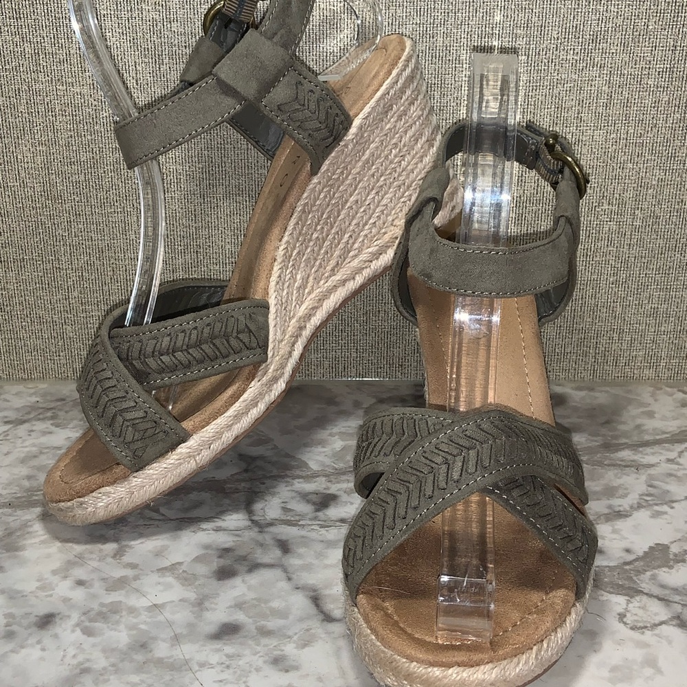 Pesaro Skye Green Faux Suede Wedge Sandals size 8